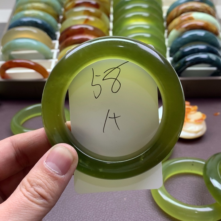 冷***知蛇纹石玉未镶嵌手镯