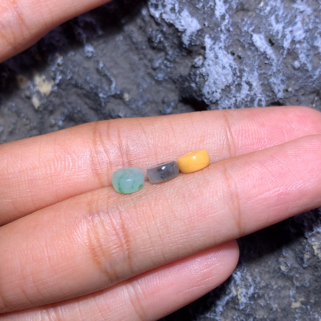 L***y翡翠未镶嵌颈饰药片6×3