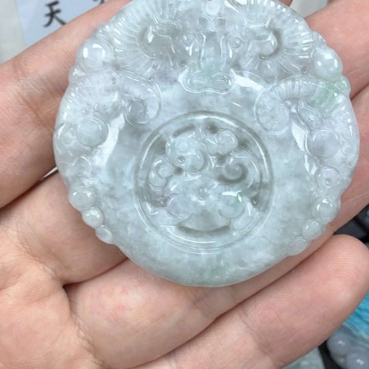 翡翠挂件未镶嵌翡翠