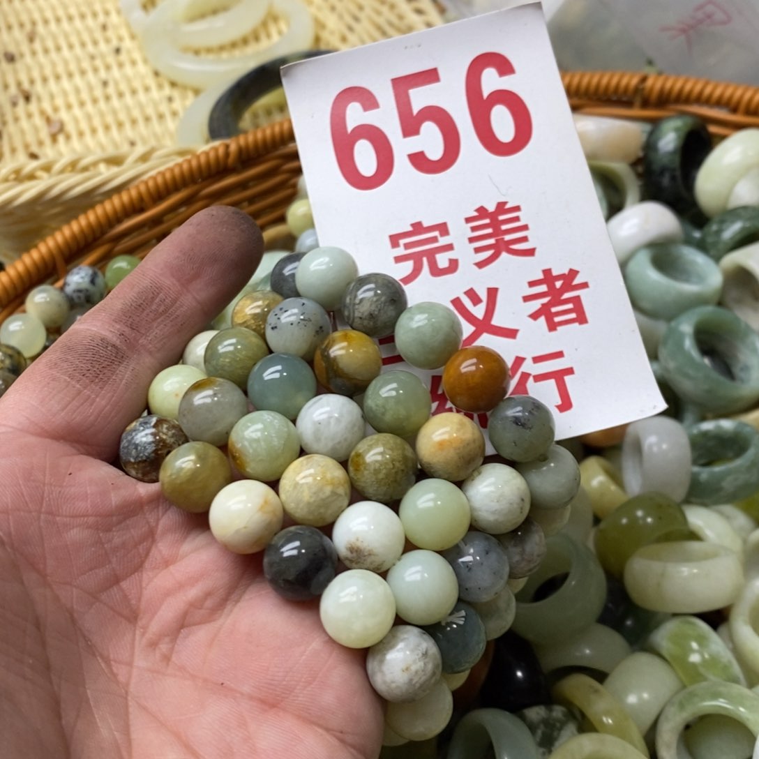 蛇纹石玉挂坠未镶嵌