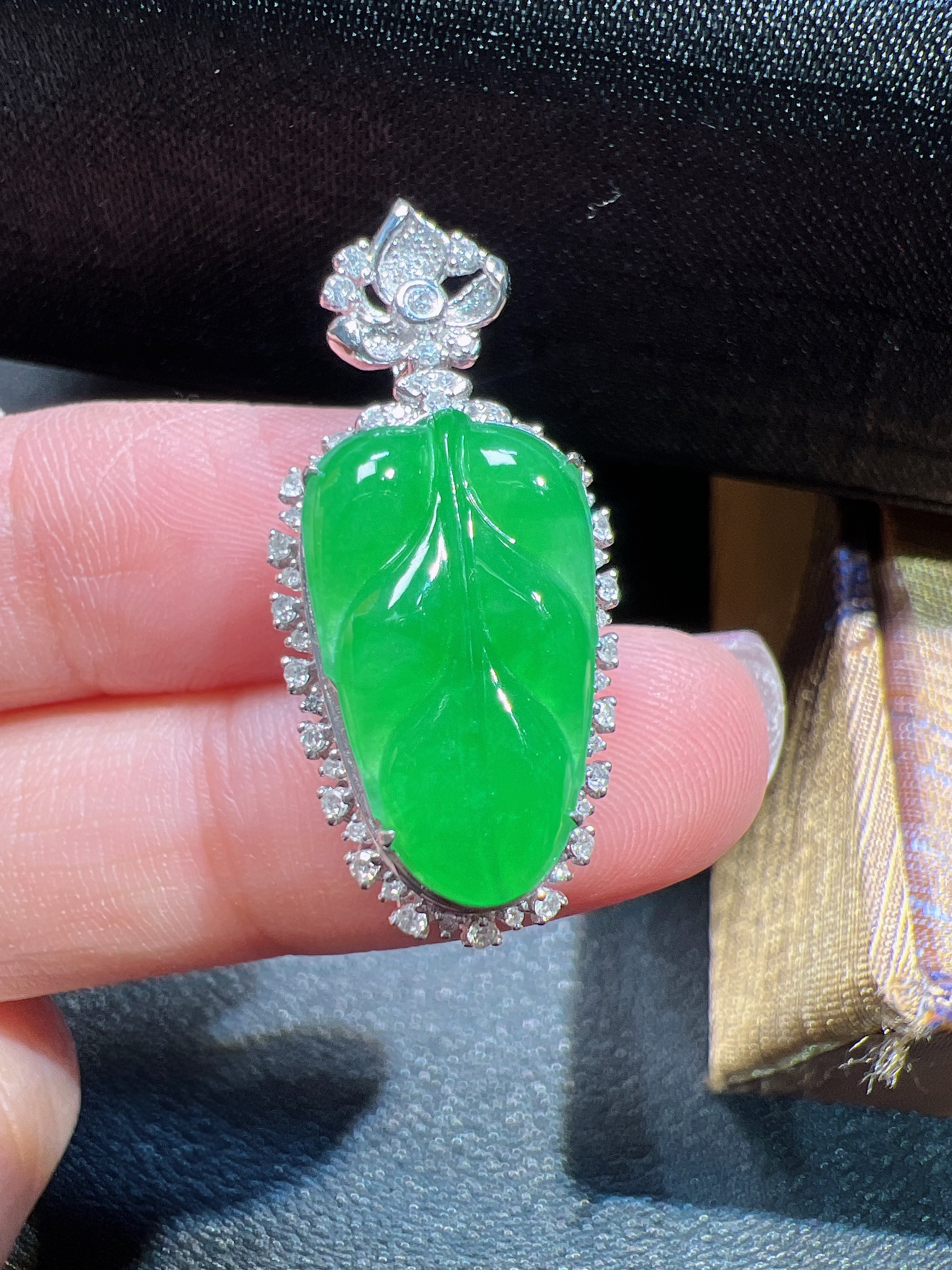 18k金镶嵌正阳绿叶子，整尺寸29×13.4×9.5裸尺寸17.6×10.6×3.9