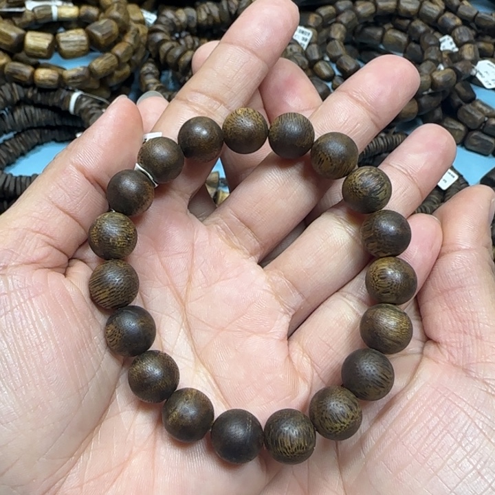 沉香手串蓝宝石多样性发货一条卡11-10克