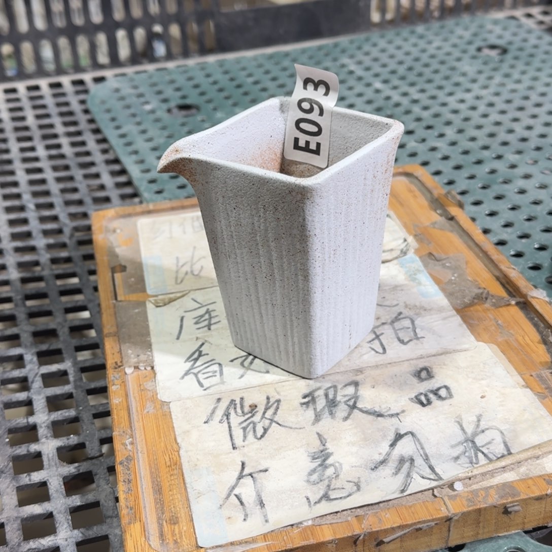 瑕疵介意勿拍陶瓷器皿B352