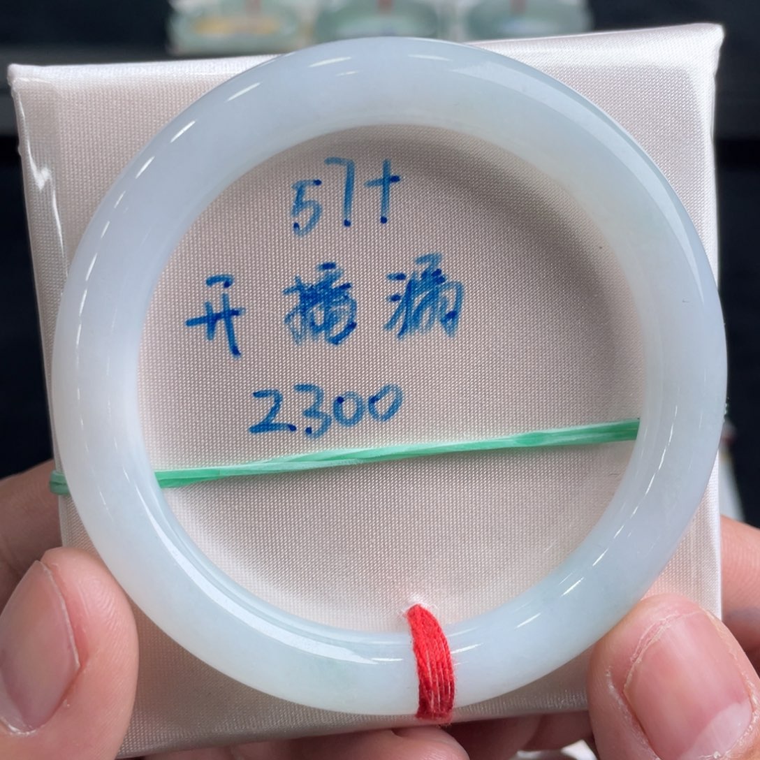 翡翠手镯未镶嵌翡翠手镯