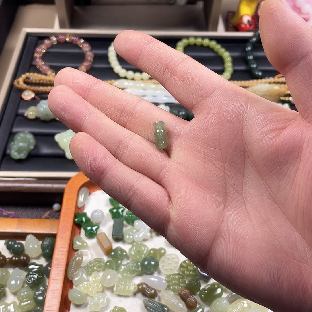 ****࿐和田玉未镶嵌颈饰