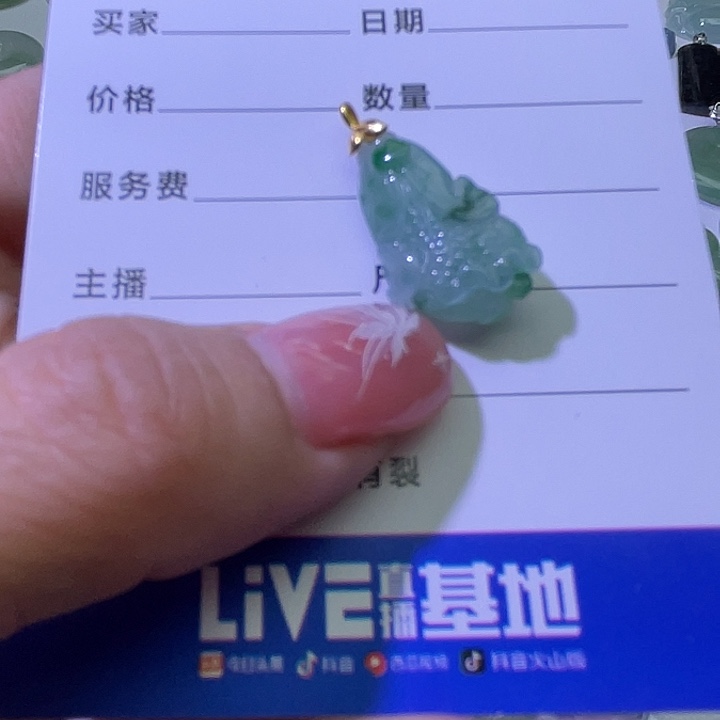 翡翠颈饰18K金镶嵌天然翡翠白菜