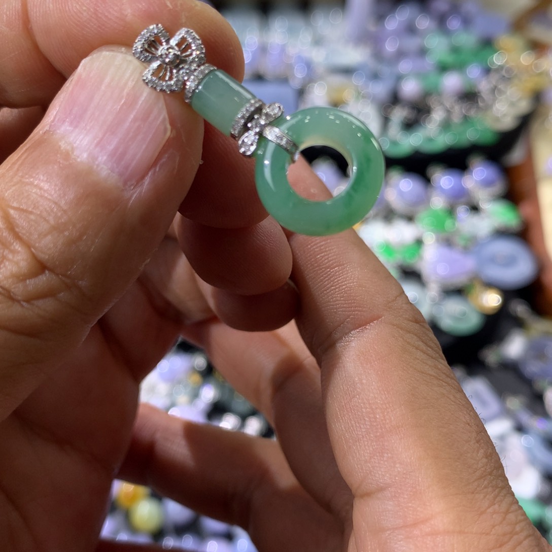 翡翠吊坠(不含链)18K金镶嵌