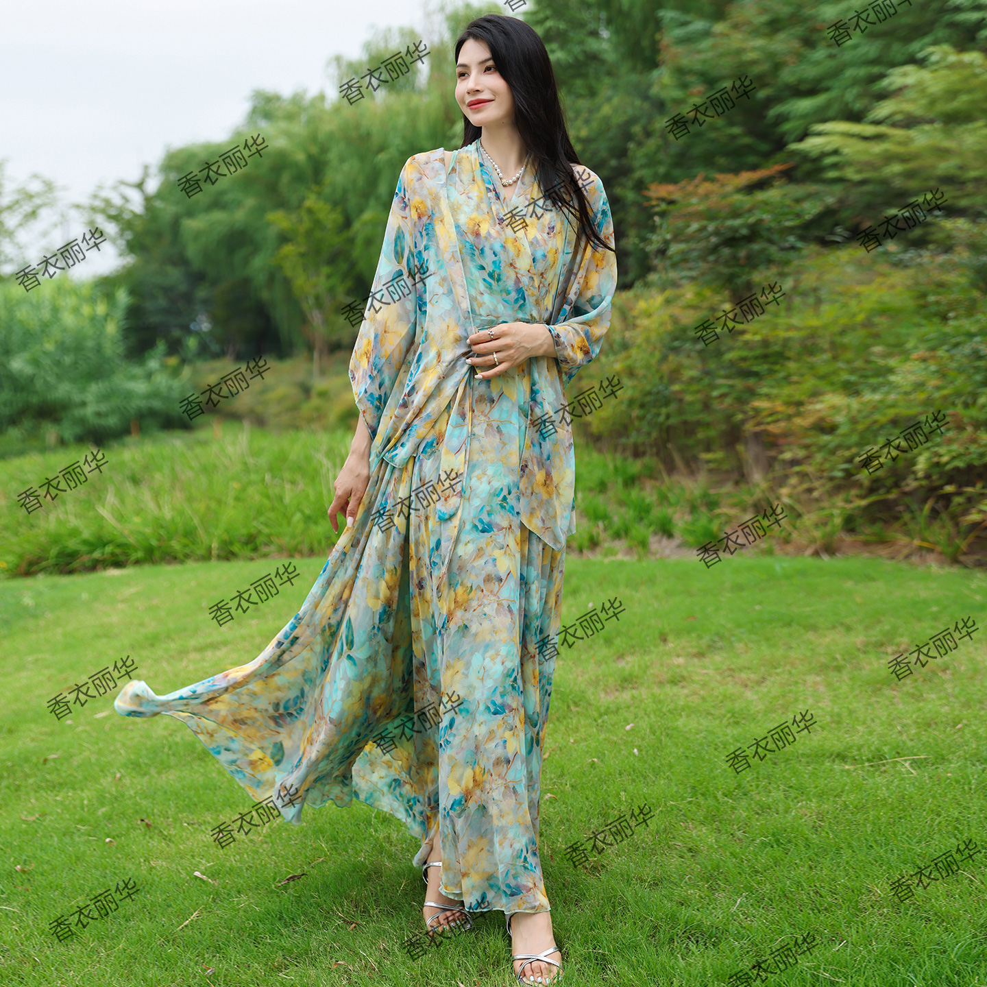 香衣丽华17-390夏季新款V领花色大摆度假沙滩连衣裙修身显瘦