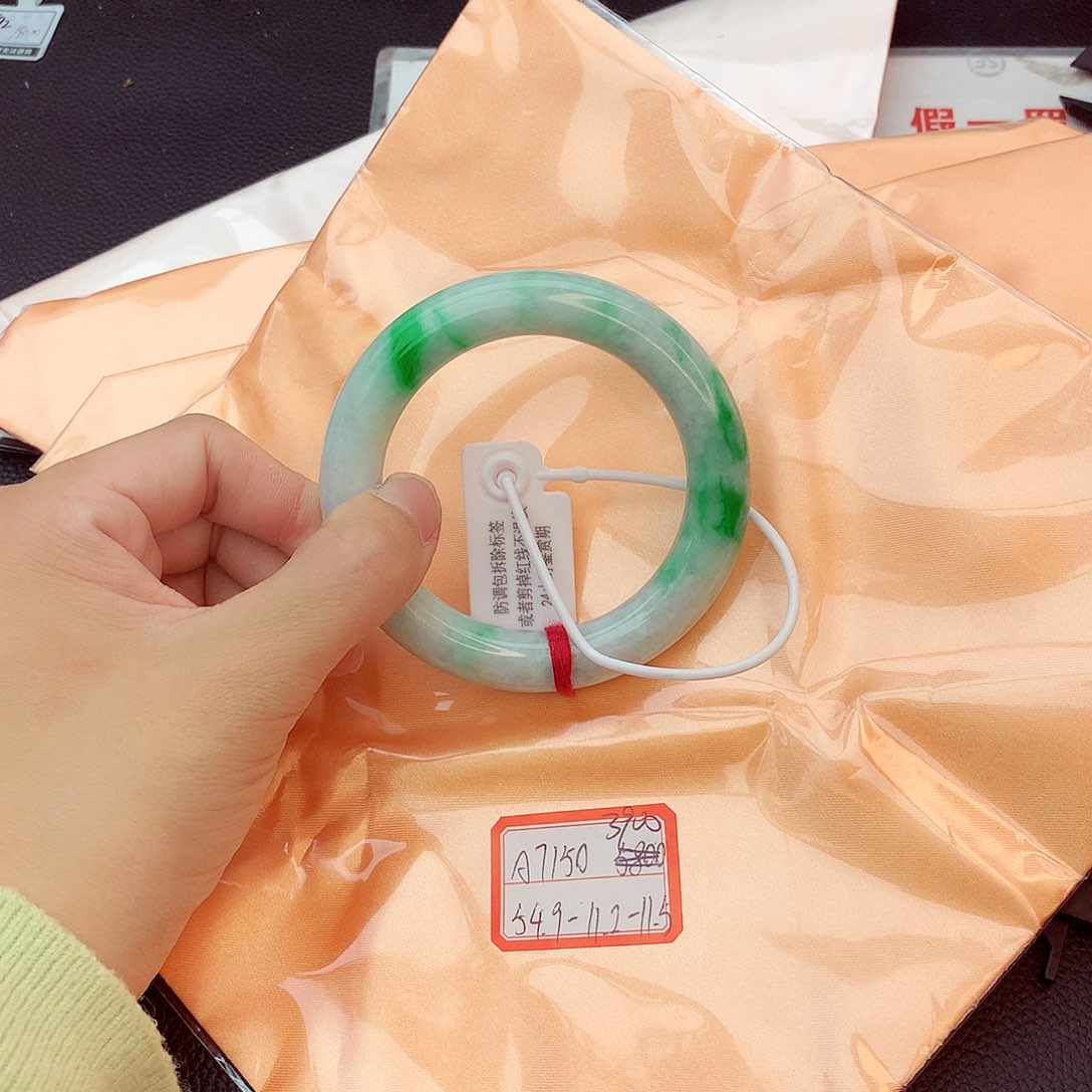 翡翠手镯未镶嵌翡翠