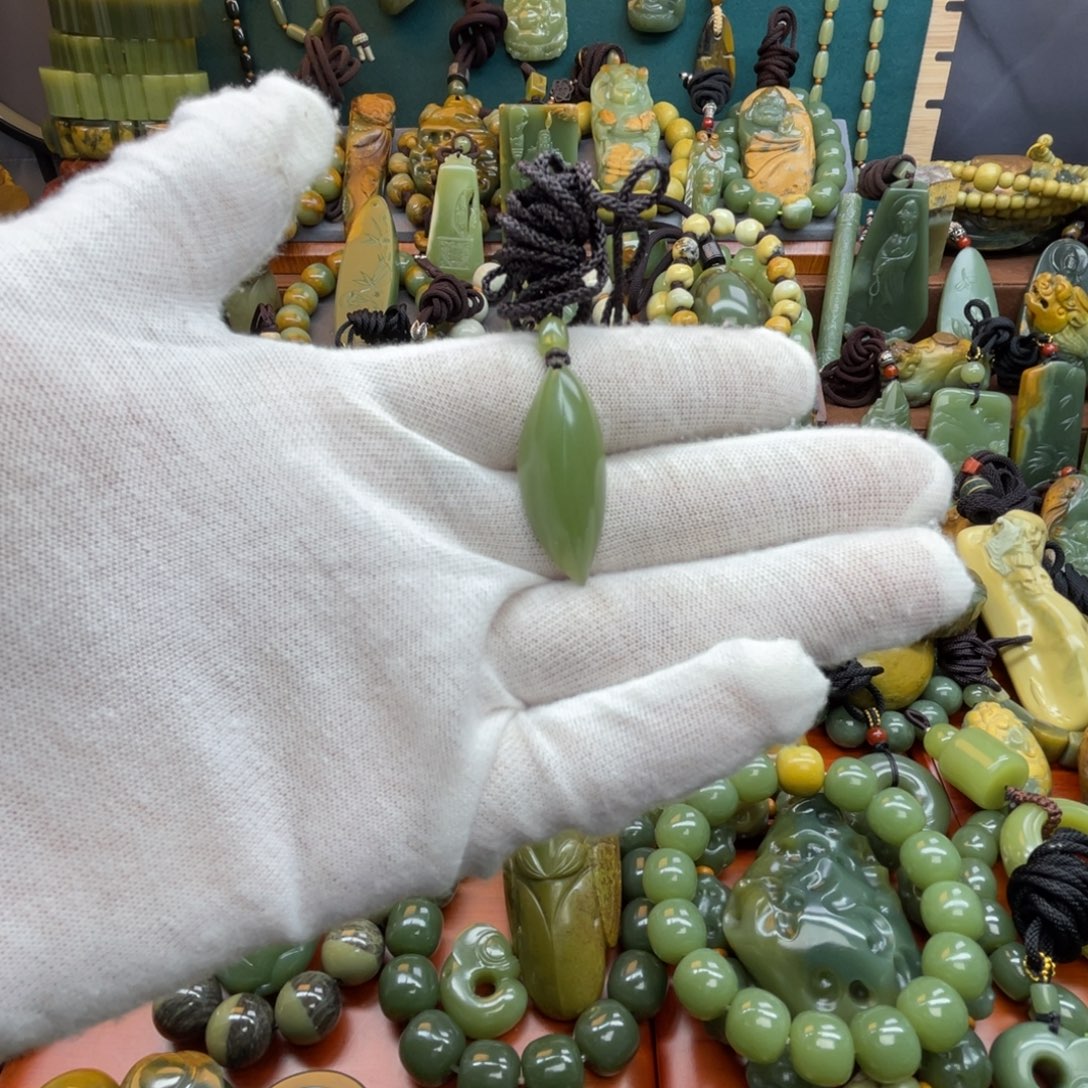 岫岩老玉（透闪石质玉）未镶嵌颈饰