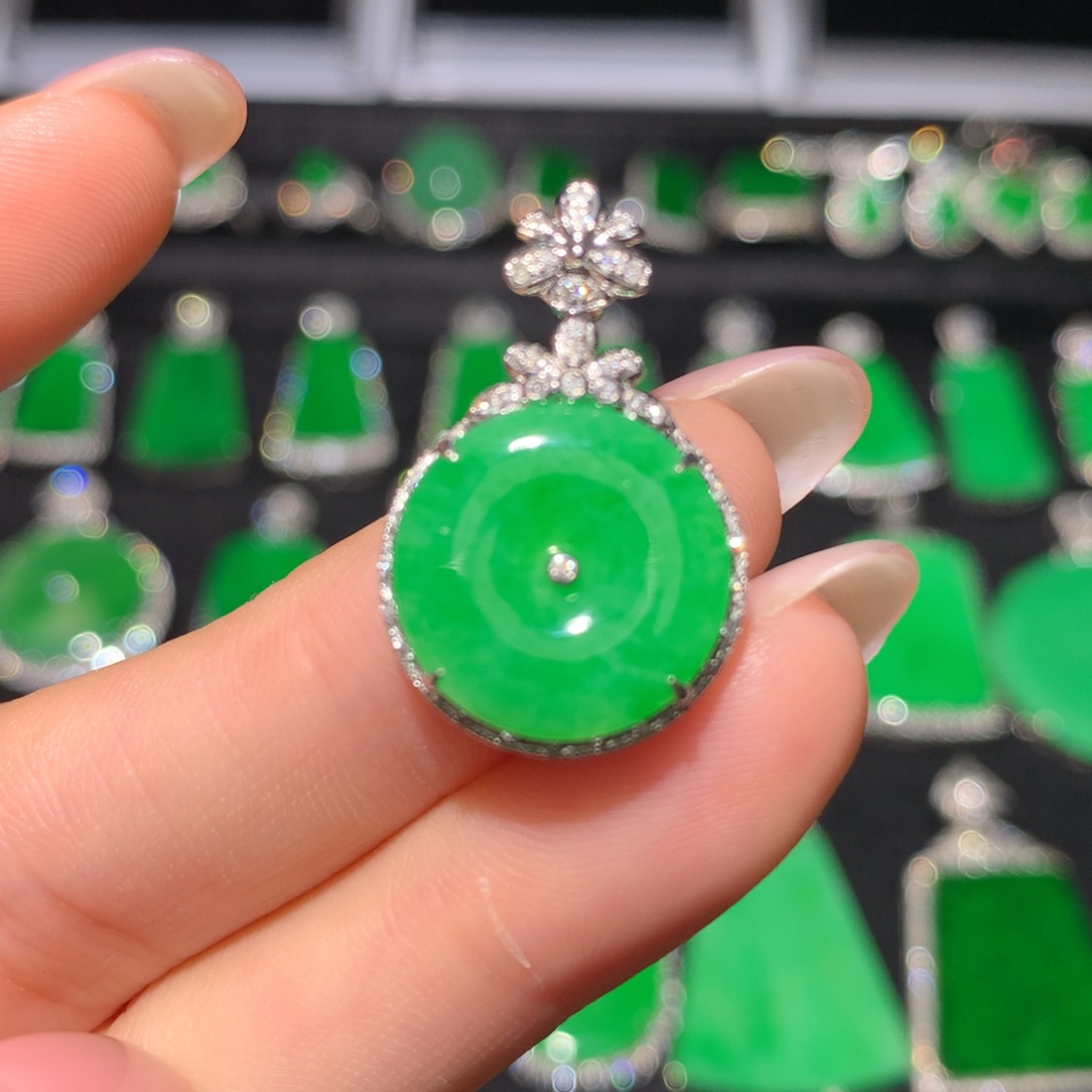 翡翠18K金镶嵌颈饰翡翠