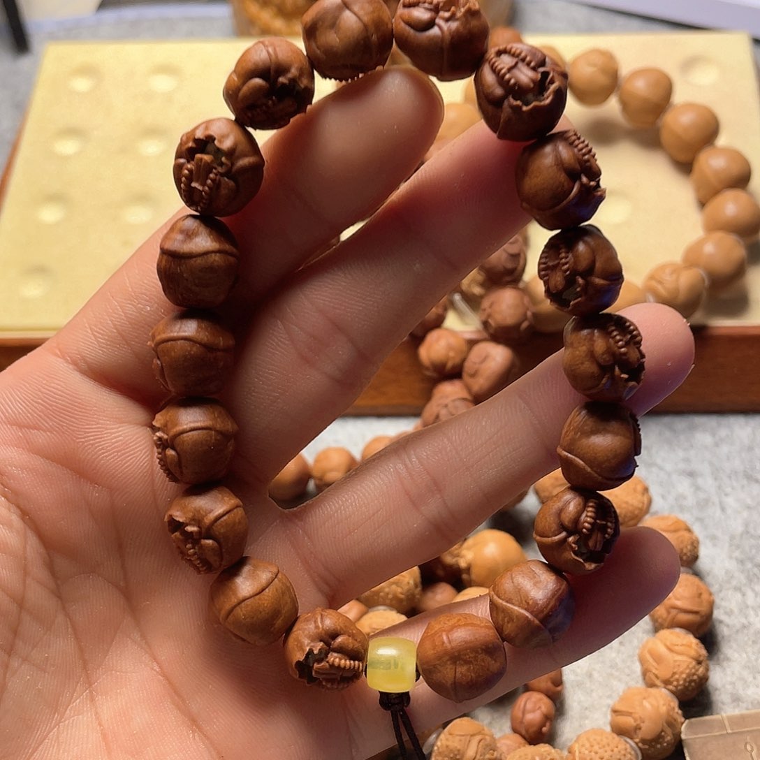 龙纹桃核雕刻镂空无相佛（色差）