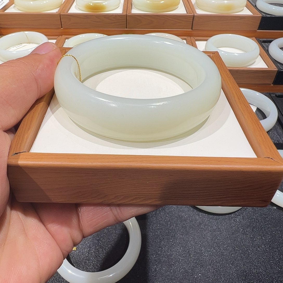 和田玉未镶嵌手镯