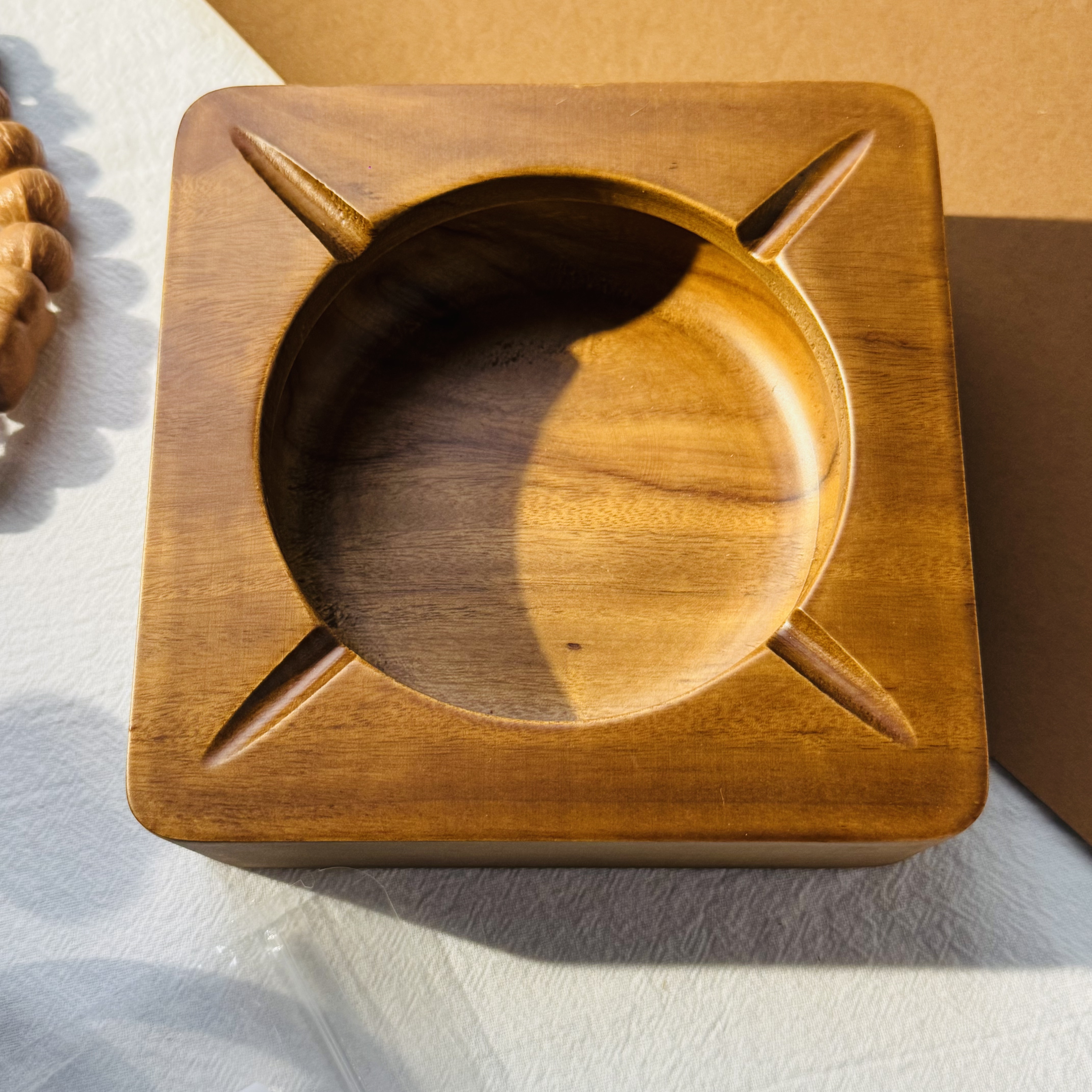 香樟木新中式雕刻烟灰缸