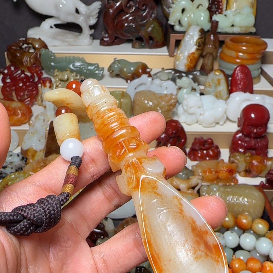 佛***忠和田玉未镶嵌颈饰