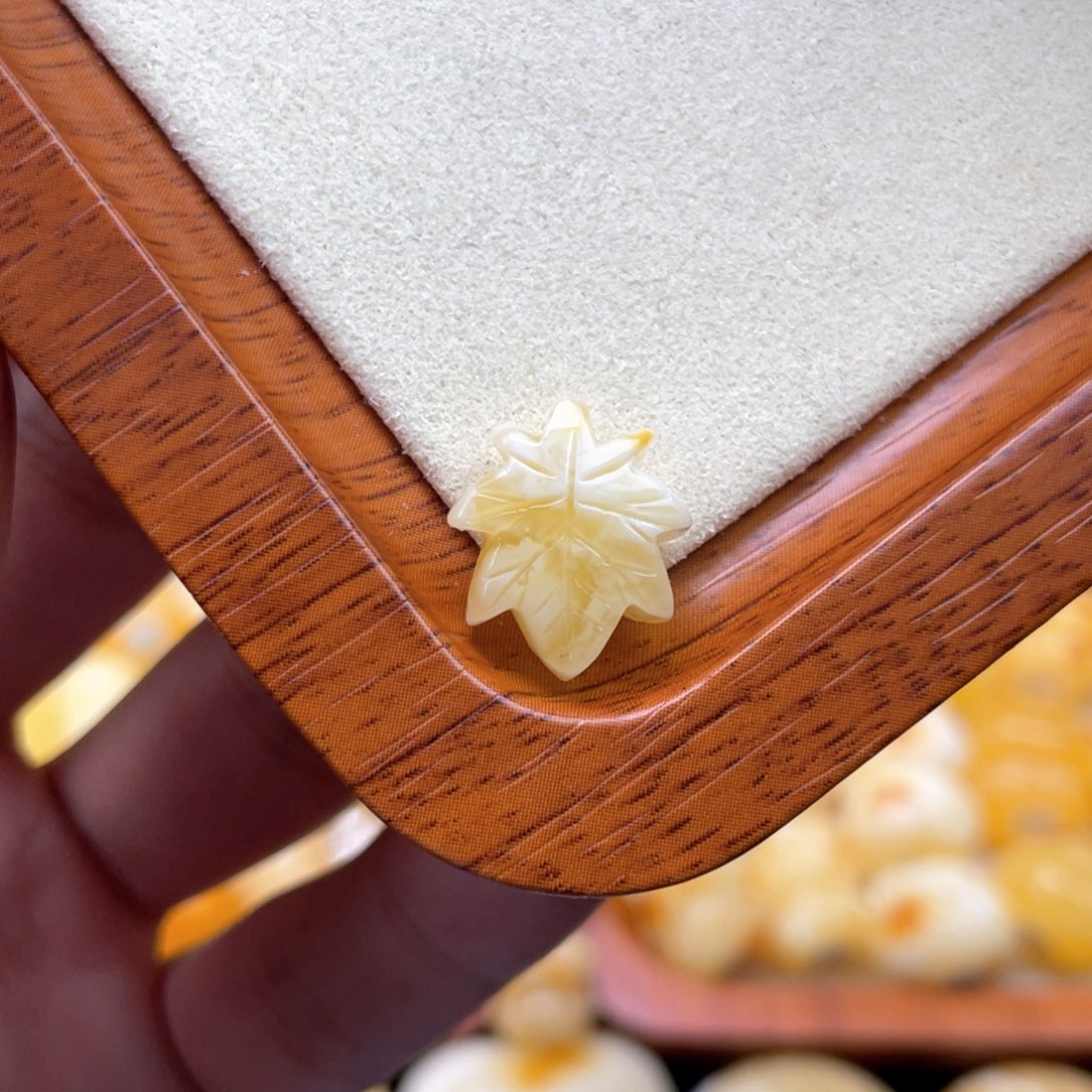 琥珀裸石未镶嵌蜜蜡