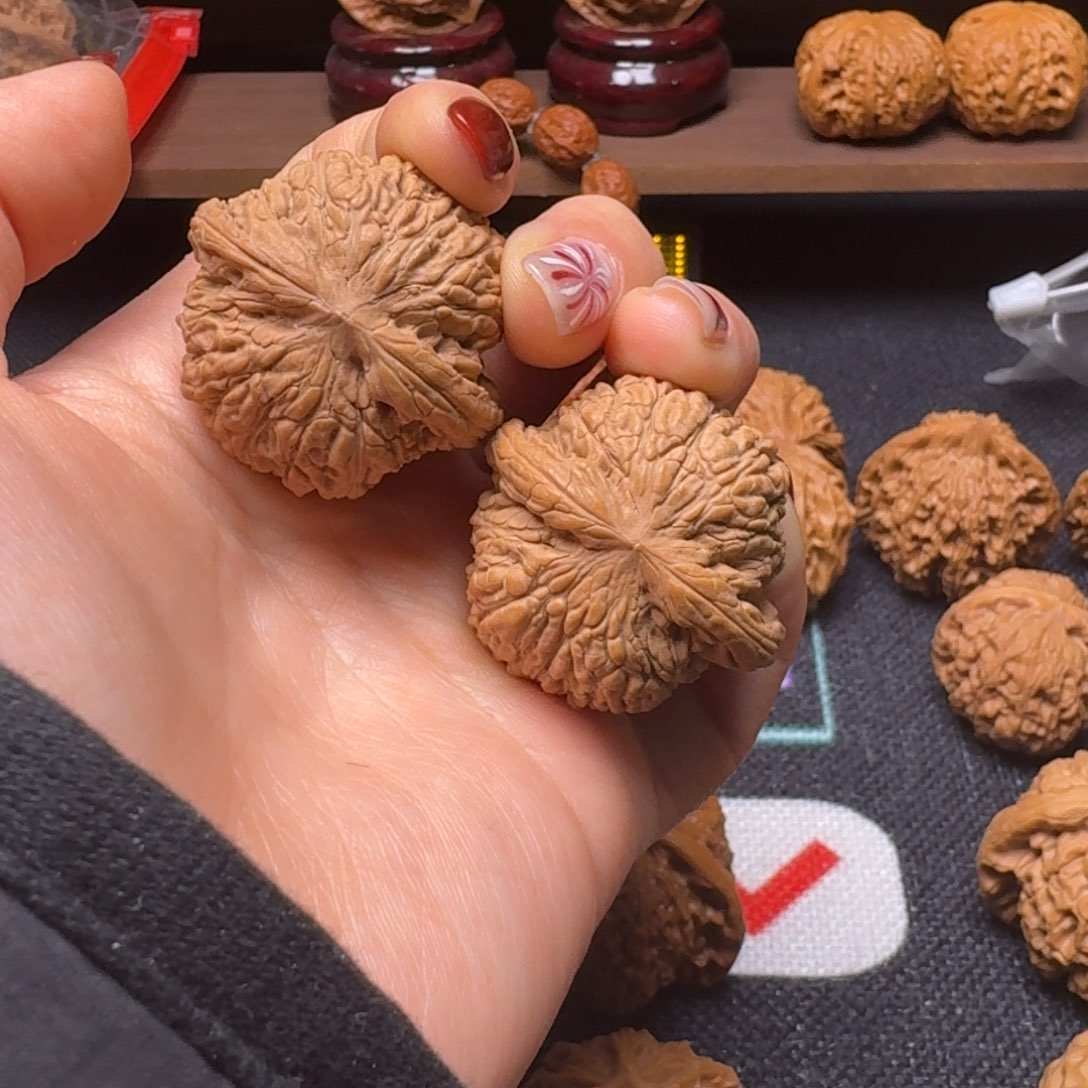 文玩核桃吊坠36红宝石