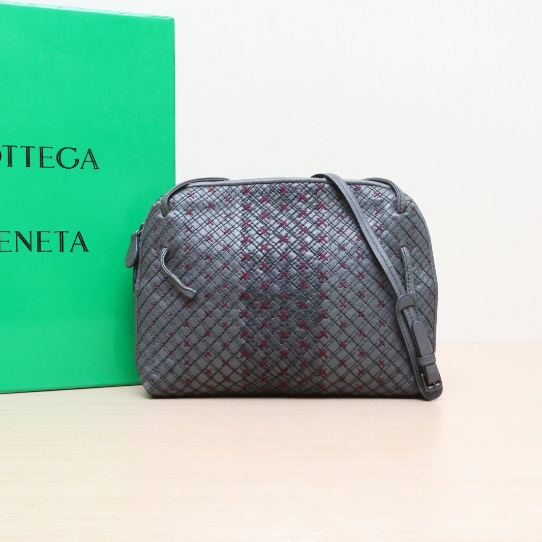 95新 BOTTEGA VENETA/葆蝶家 -188黑黑 灰编织保龄球 25CM 斜挎包