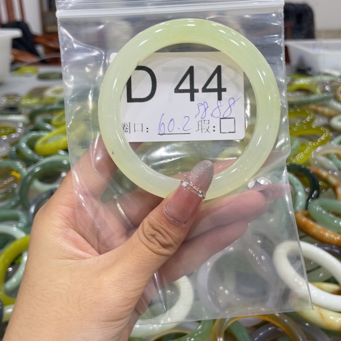 未镶嵌蛇纹石玉颈饰种****