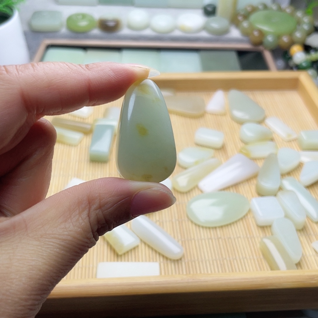 颈饰未镶嵌和田玉（糖玉）烟**桥