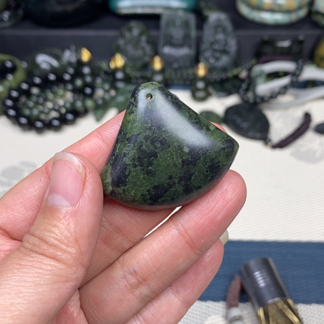 蛇纹石玉未镶嵌颈饰