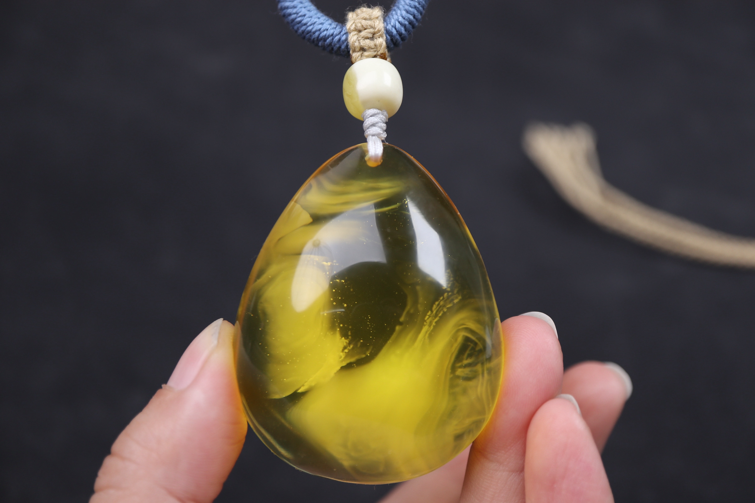 特色金绞蜜水滴吊坠，纹路意境美手工编织绳，蜜蜡顶珠，裸重20.95g，