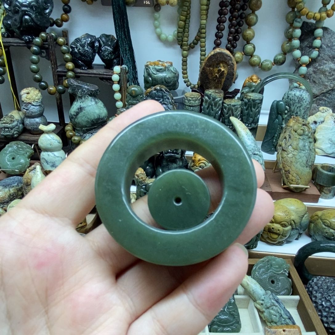 未镶嵌岫岩老玉（透闪石质玉）把件