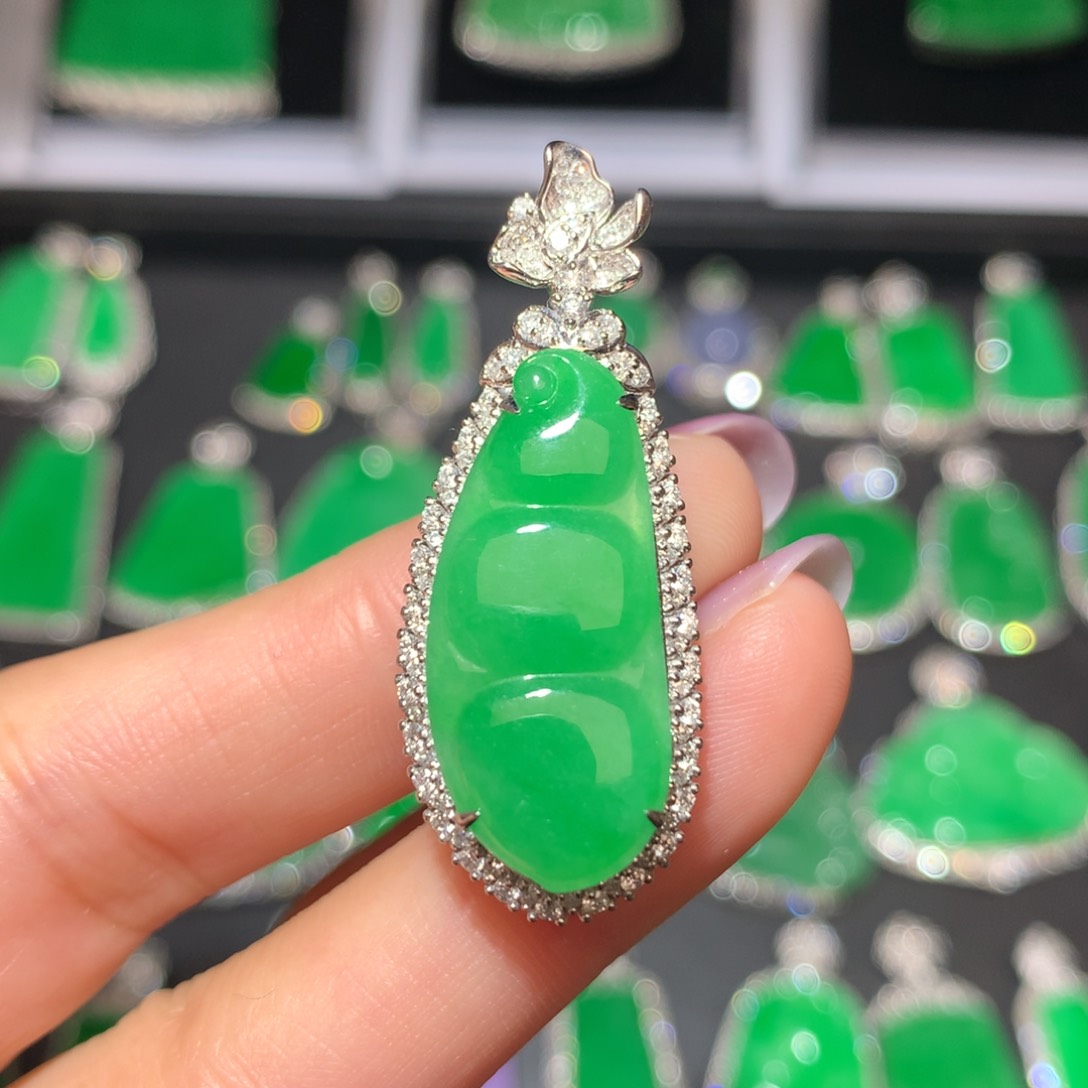 翡翠颈饰18K金镶嵌?*梅翡翠