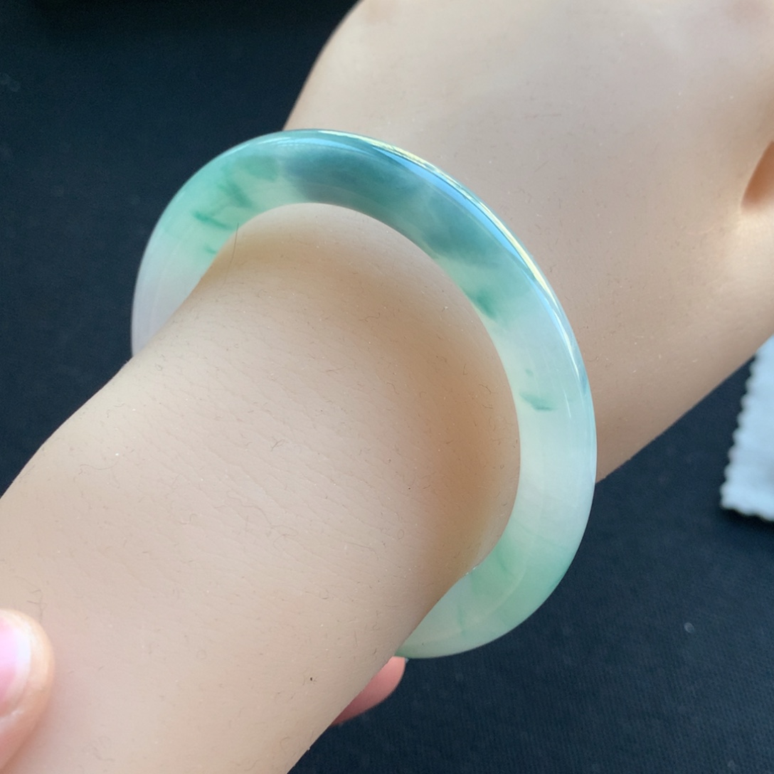 翡翠未镶嵌手镯21号52圆