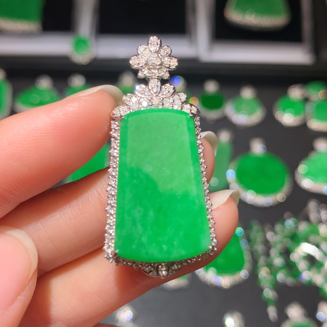 翡翠颈饰18K金镶嵌翡翠