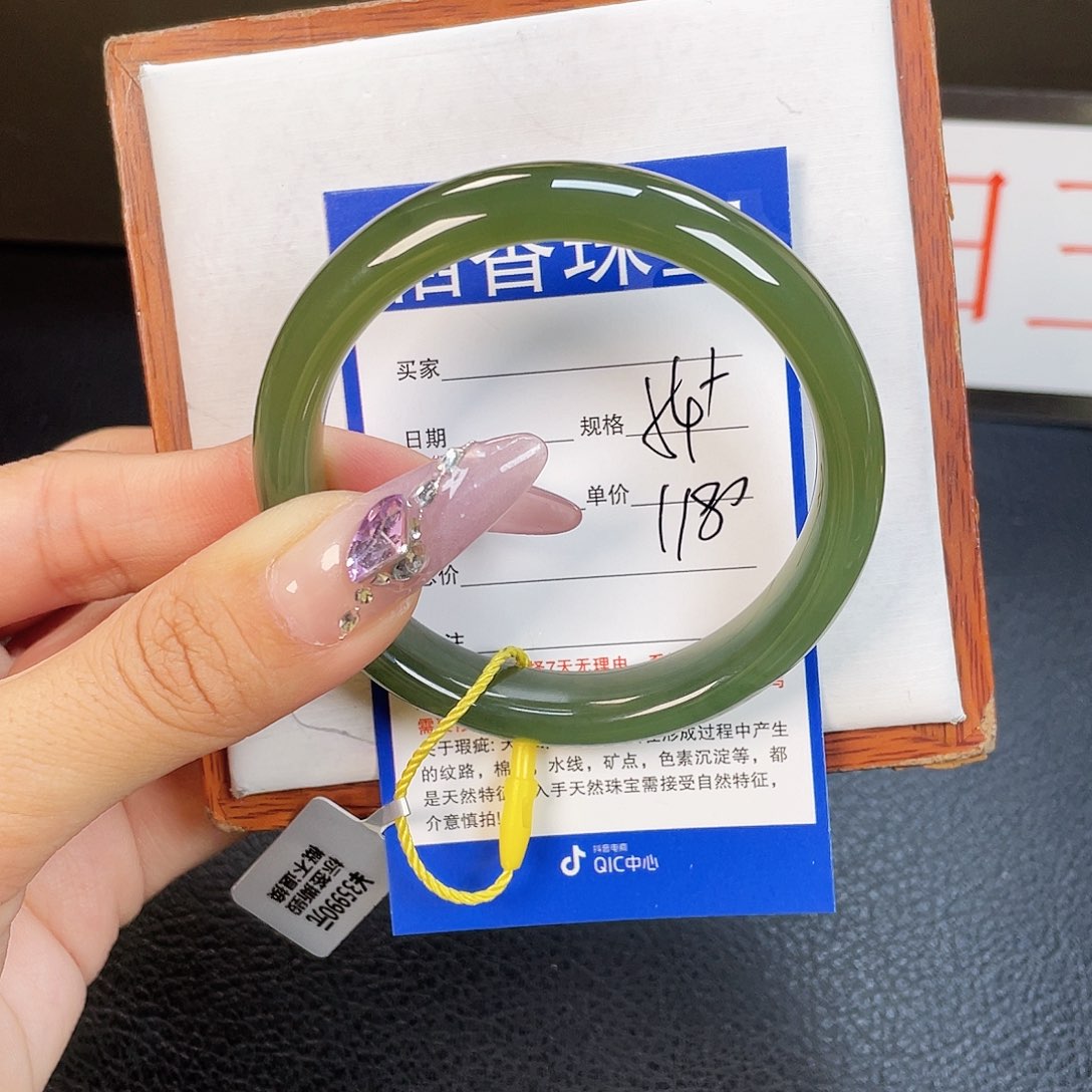 和田玉手镯未镶嵌