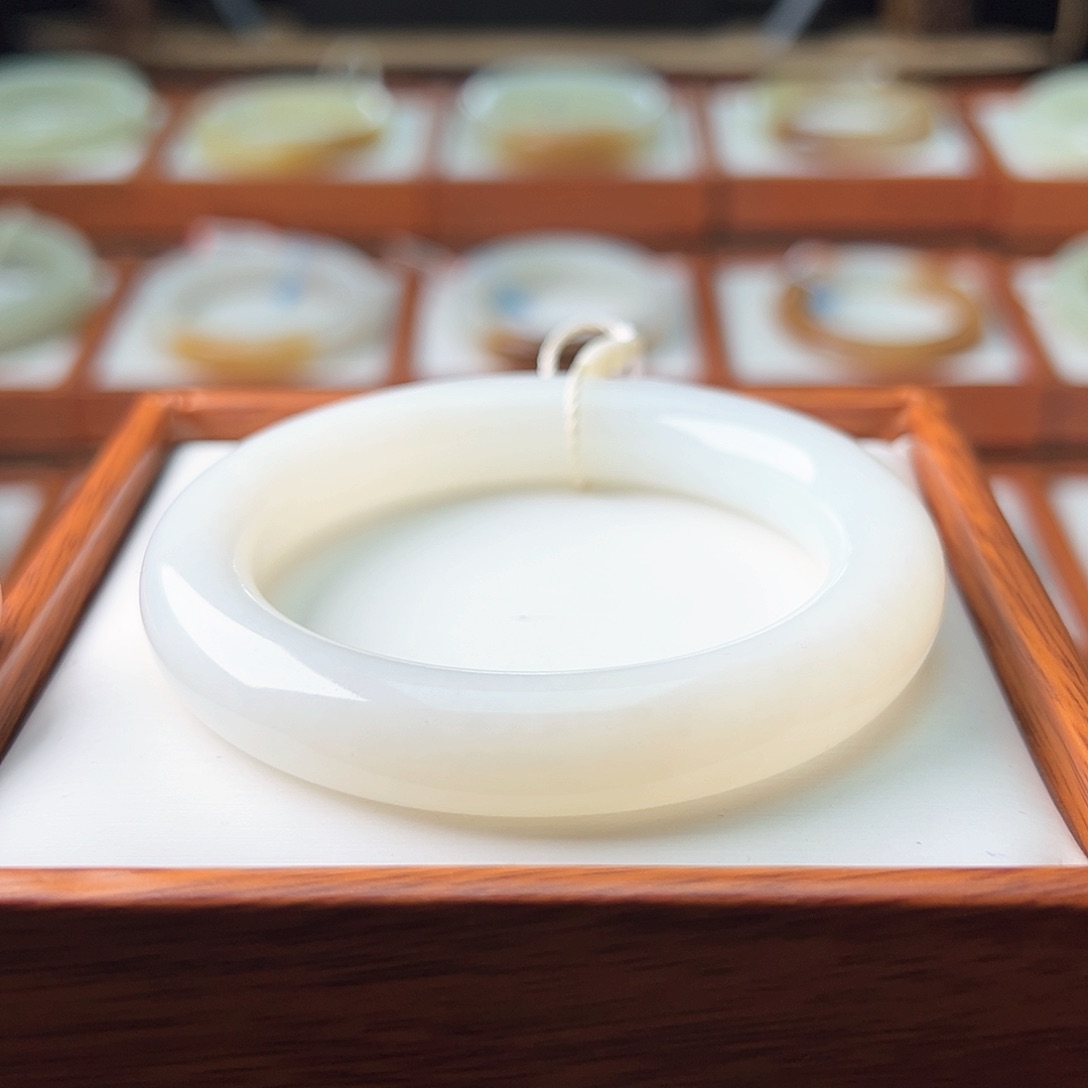 和田玉手镯未镶嵌