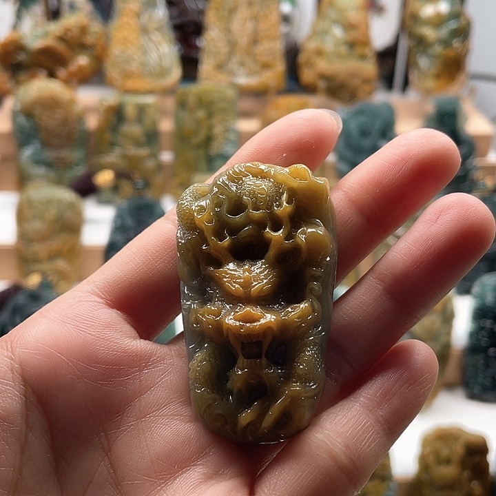 翡翠颈饰未镶嵌天然翡翠A货龙