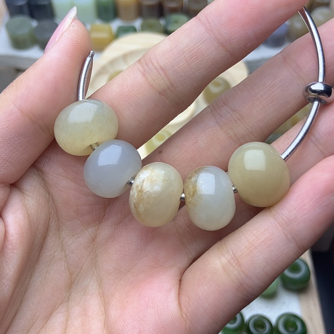 一***虎和田玉未镶嵌颈饰买断不退换