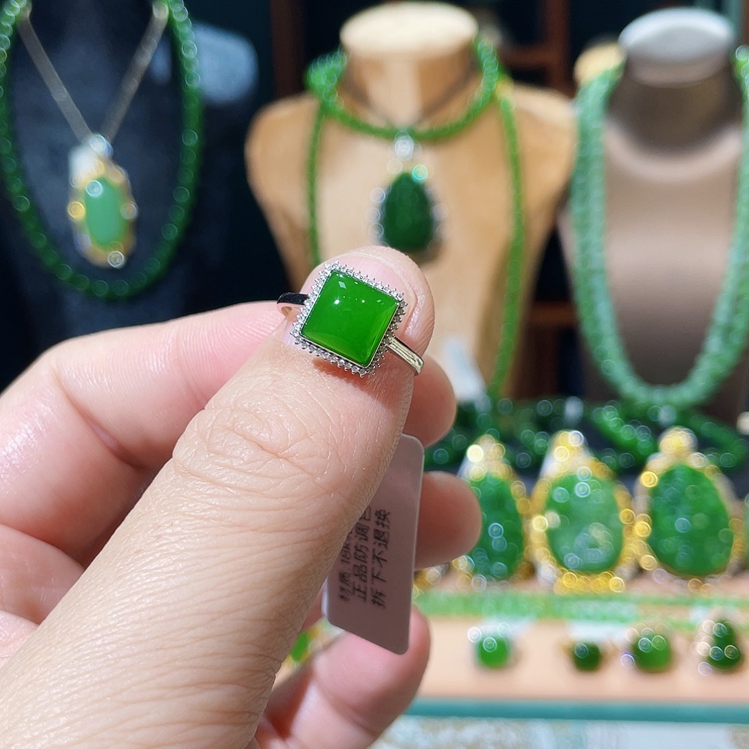 幸***马和田玉（碧玉）18K金镶嵌戒指