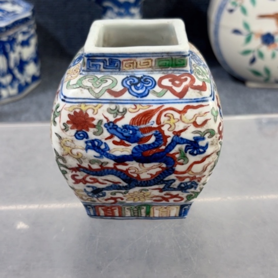 用***6壶一个五彩龙纹瓶子