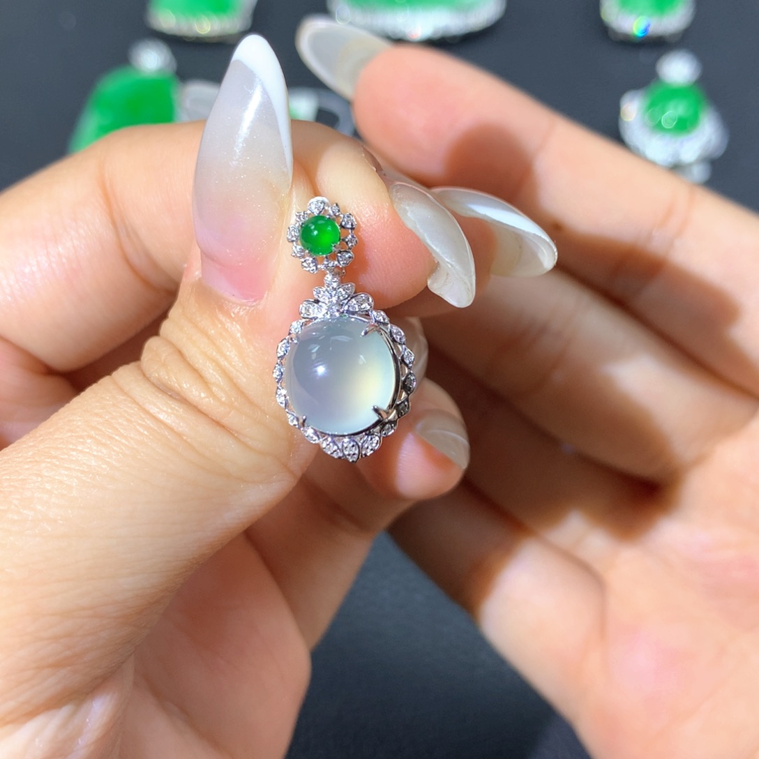 翡翠18K金镶嵌颈饰翡翠