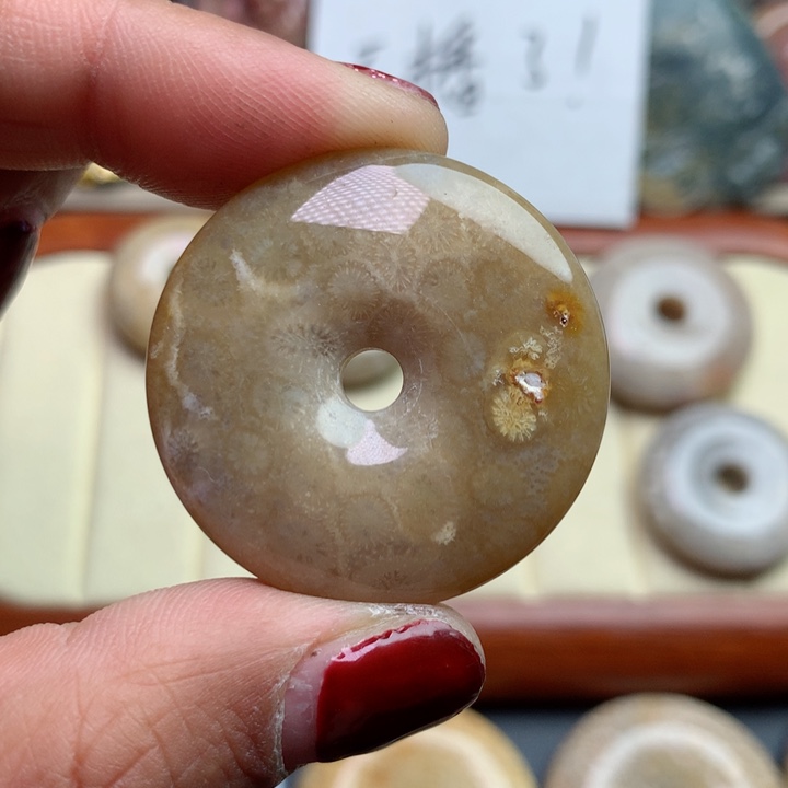 硅化珊瑚（珊瑚玉）颈饰足银镀金镶嵌