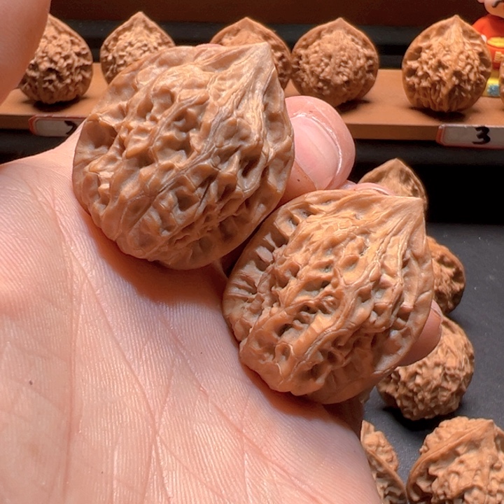 文玩核桃吊坠小蛮腰