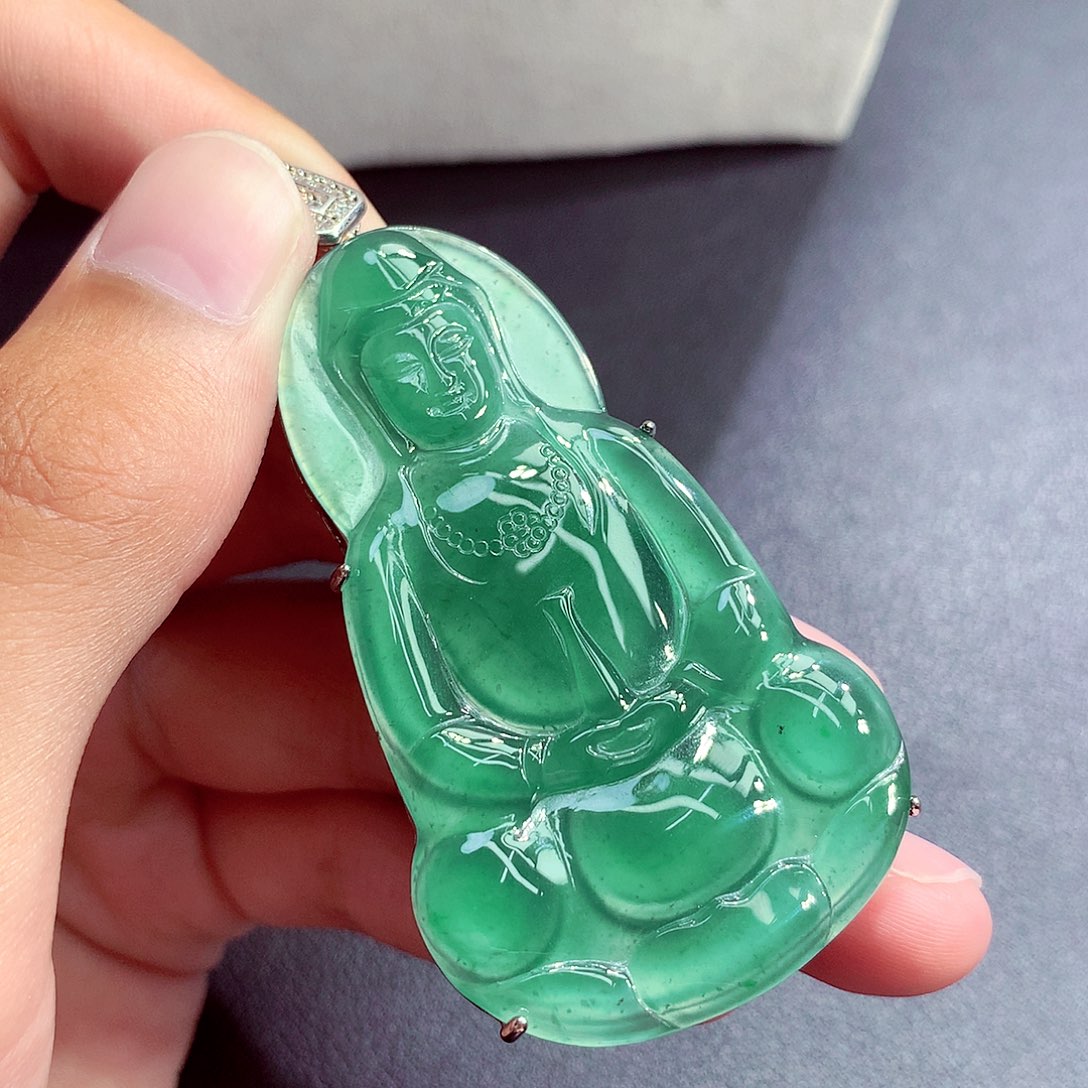 翡翠未镶嵌颈饰吃****肥挂件