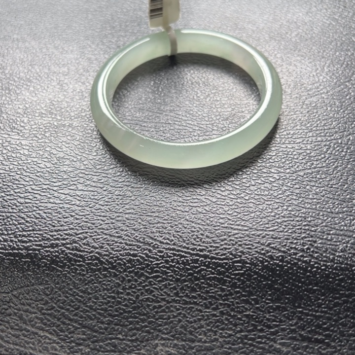 H***版石英质玉（非洲翠）未镶嵌手镯