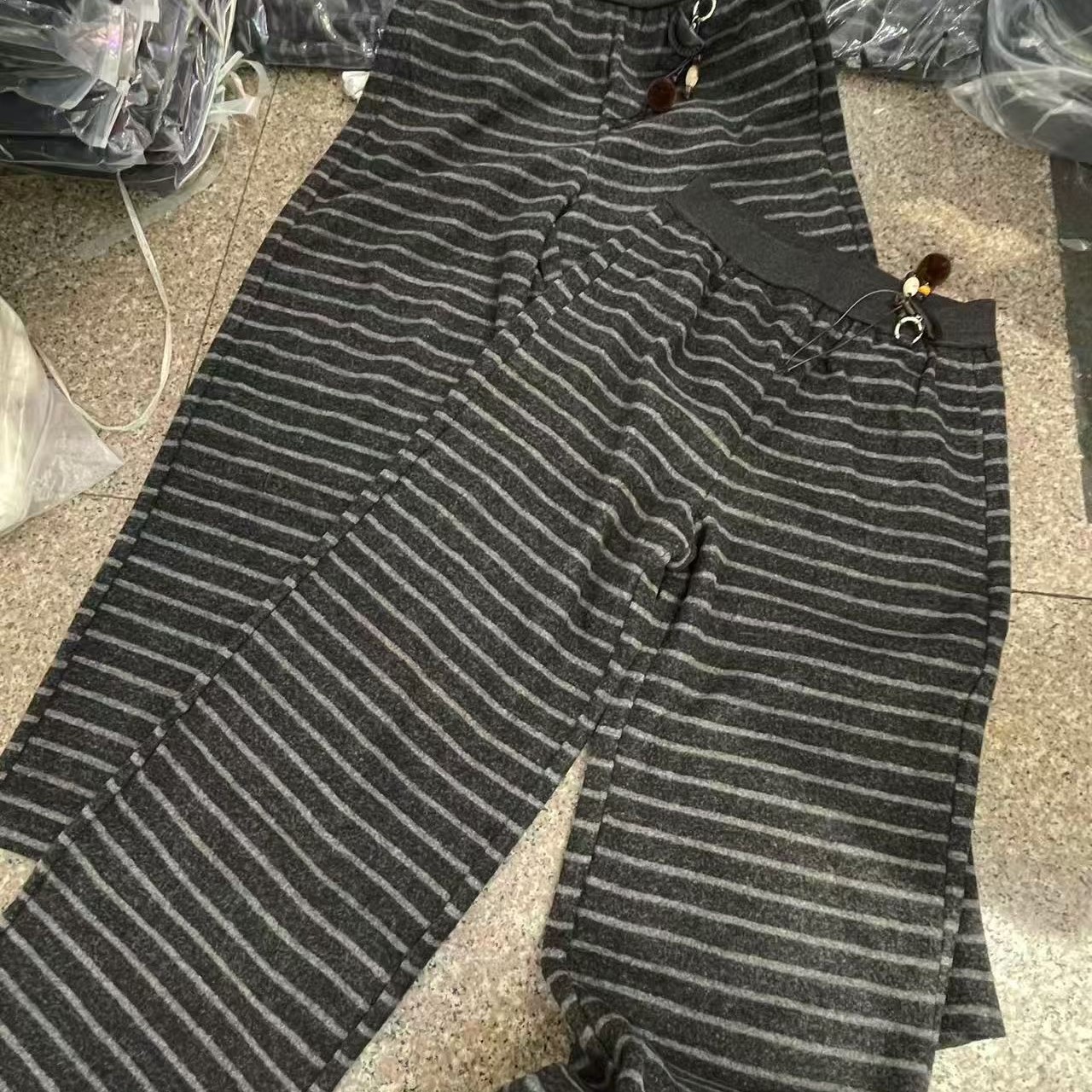 22675秋冬女士宽松显瘦条纹加绒直筒松紧腰休闲阔腿裤