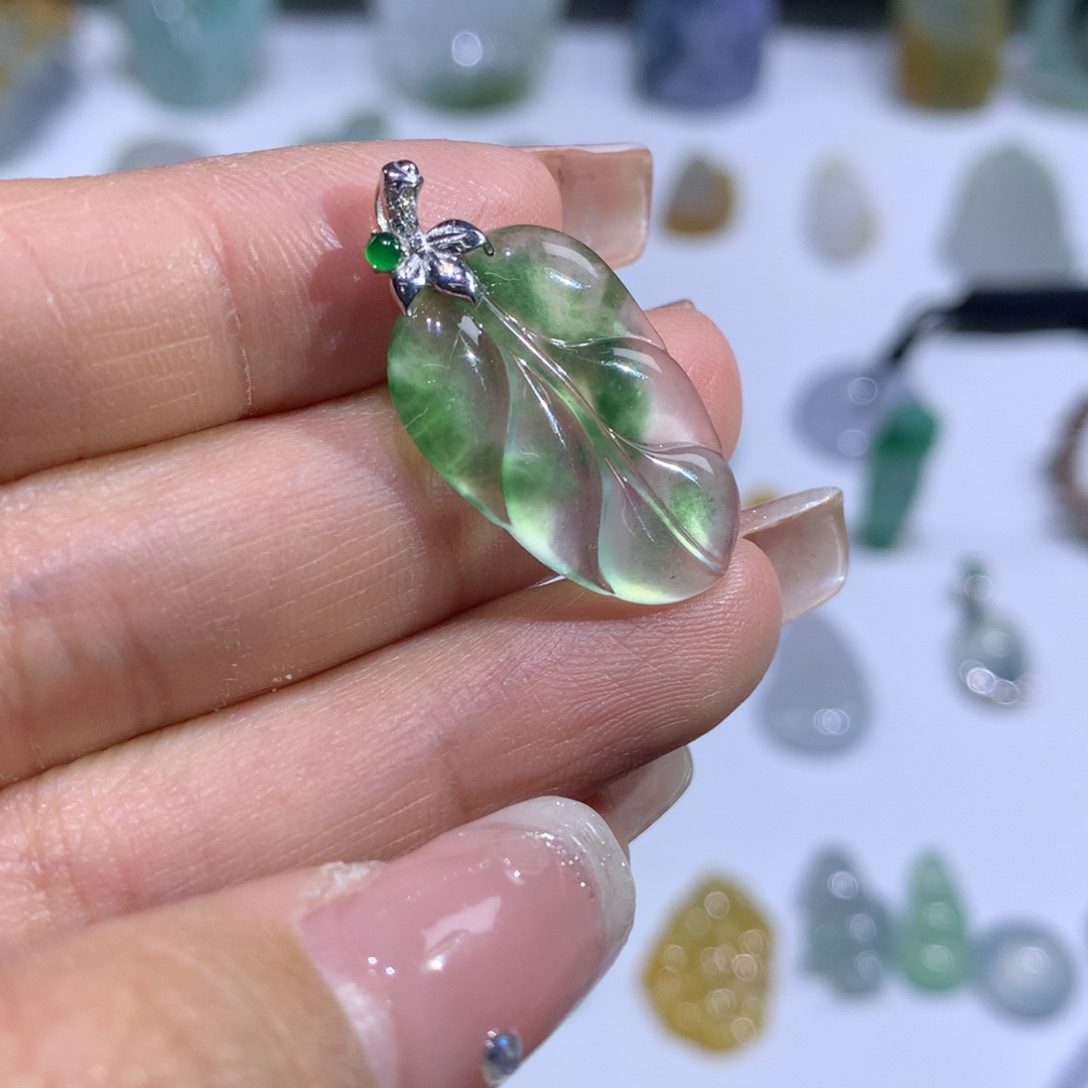 翡翠颈饰未镶嵌叶子