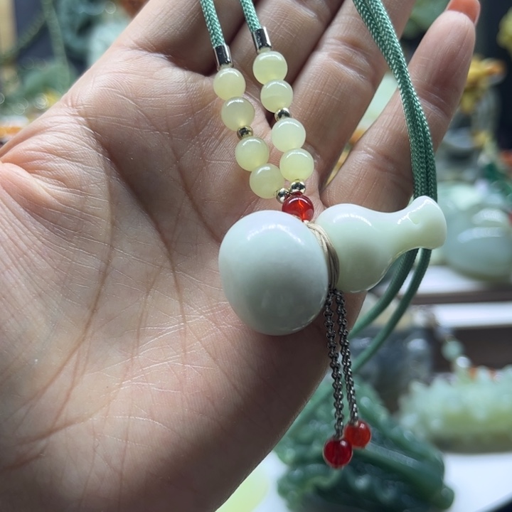 蛇纹石玉未镶嵌颈饰