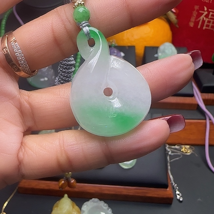 翡翠颈饰未镶嵌平安