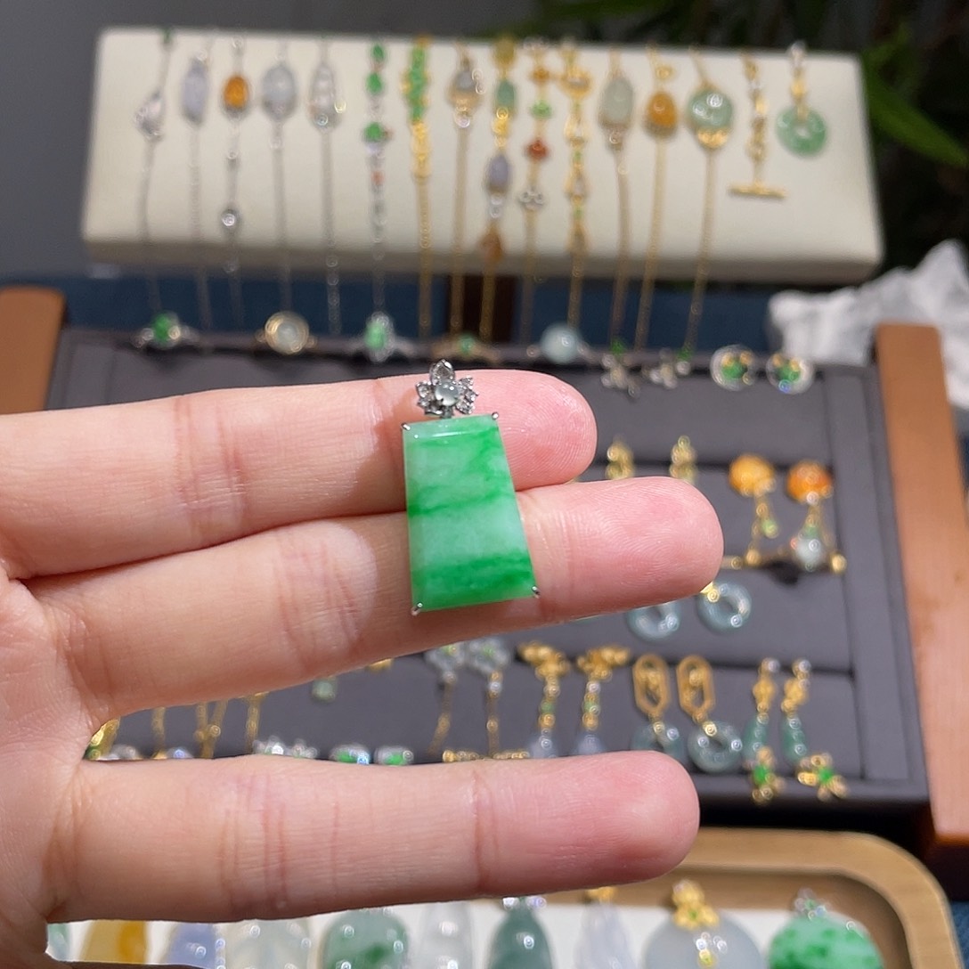 翡翠颈饰18K金镶嵌飘阳绿小方牌