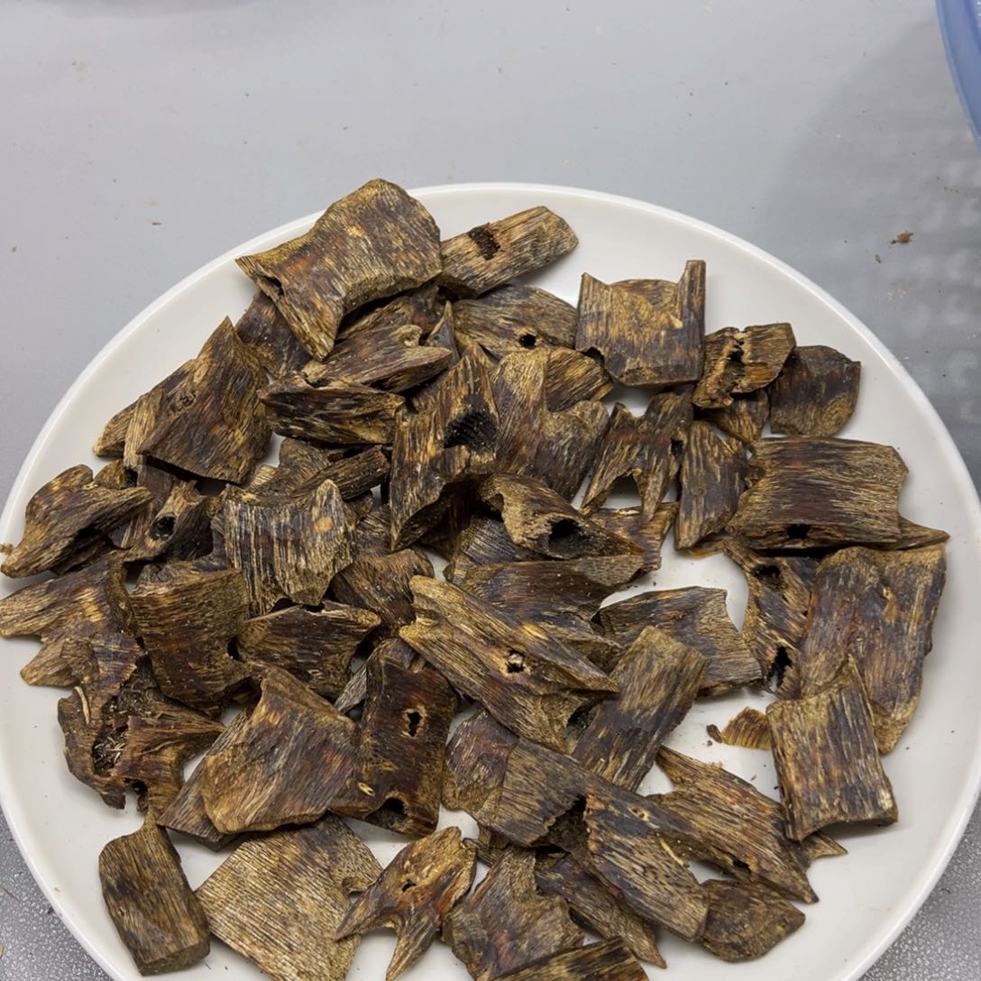 沉香沉香碎屑乌身圆叶原材料100克