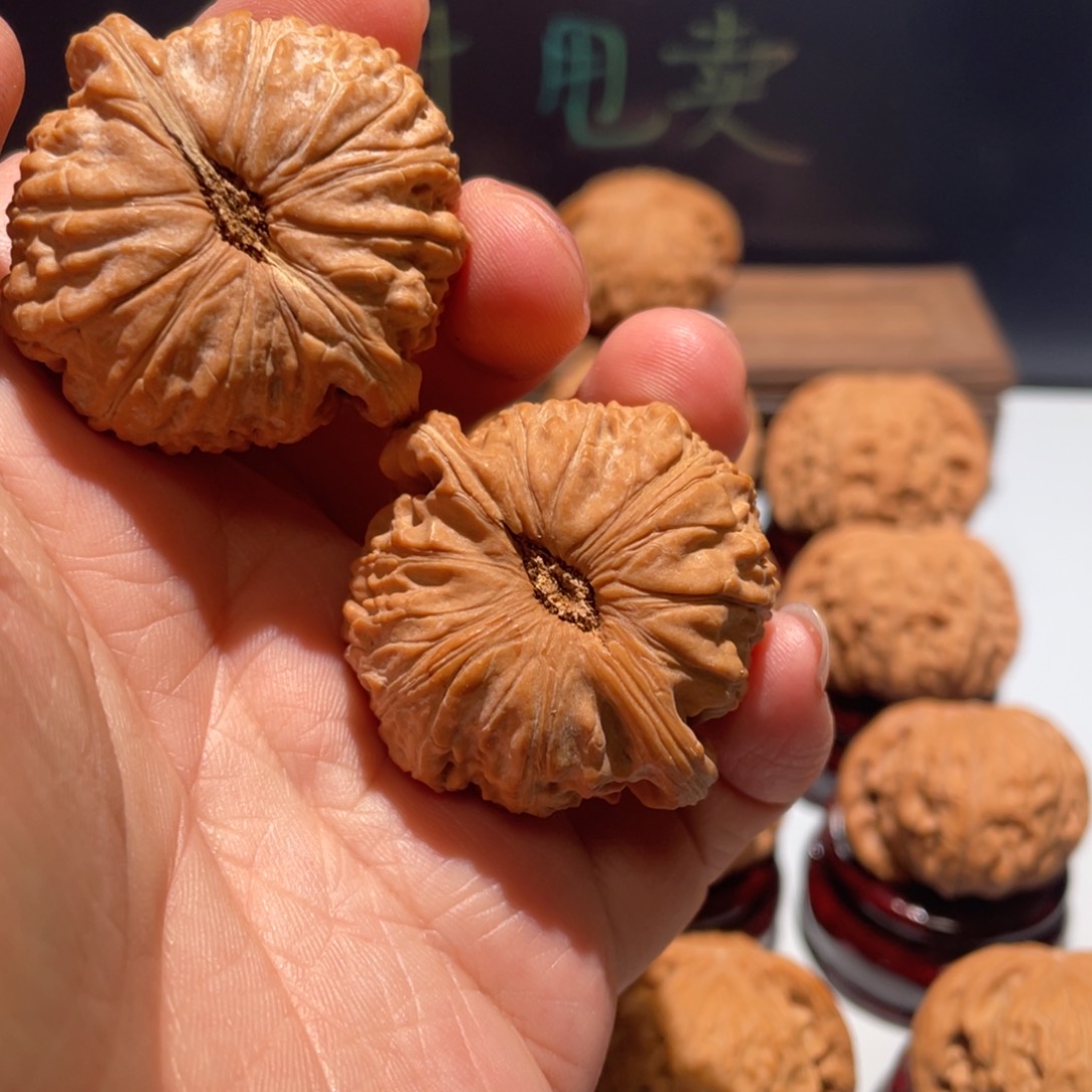 文玩核桃把件见*海白狮子66