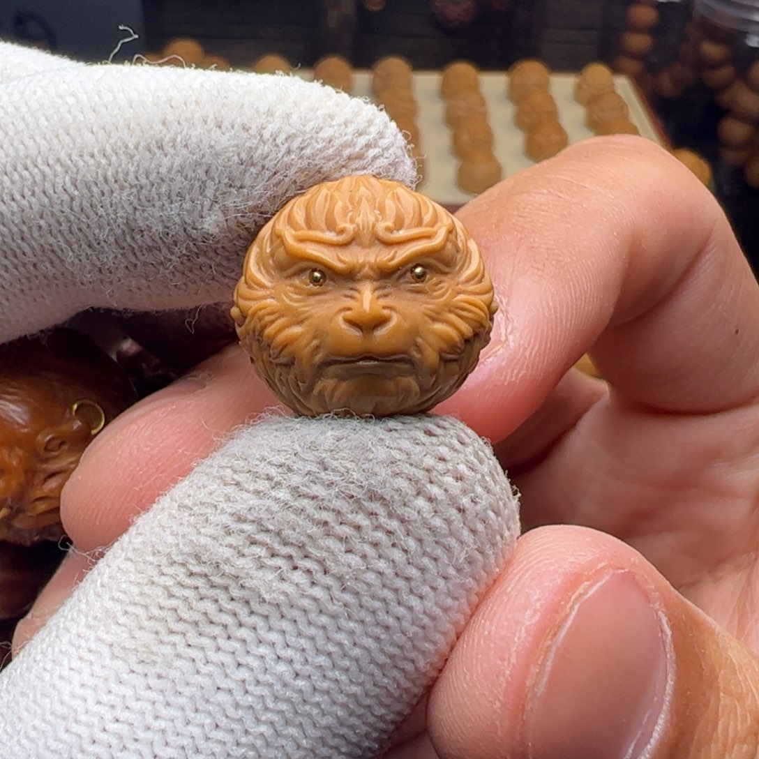 猴头核桃把件大圣福利镶嵌眼镜