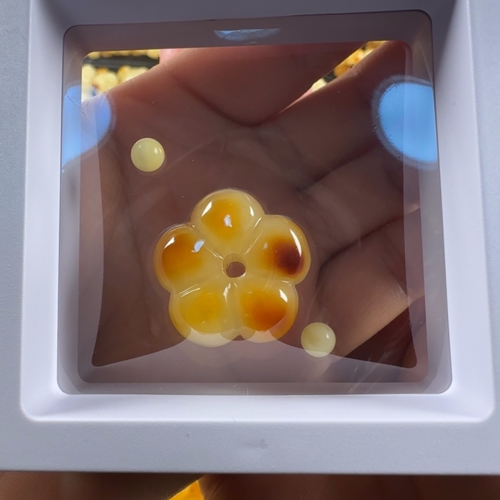 琥珀颈饰未镶嵌?****?蜜蜡俏色花花吊坠微瑕漏